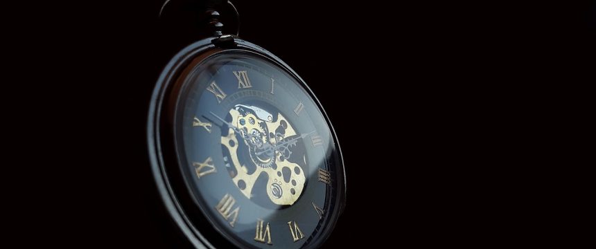 纯黑色背景上的产品摄影合成示例：金属质感的手表放置在纯黑色背景上，周围有精心设计的光晕效果，展示渐变遮罩与光效处理的实际效果